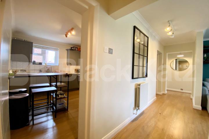 Contemporary and stylish two bedroomed in the heart of Brixton Arlington Lodge Brixton hill, Brixton
